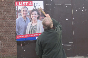 Posters plakken een traditionele campagne bezigheid.