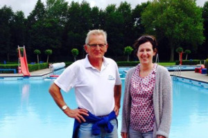 PvdA leden bezoeken zwembad Oud Gastel om te kijken hoe ze het daar doen.